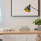 Escritorio hecho con tablero de melamina diseño arena soft