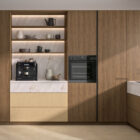 Una cocina con tablero de melamina en tonos nogal ( Noce Panarea) combinada con el tablero Tailor Camel