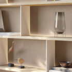 mobiliario acabado con tablero acabado en cuero reciclado